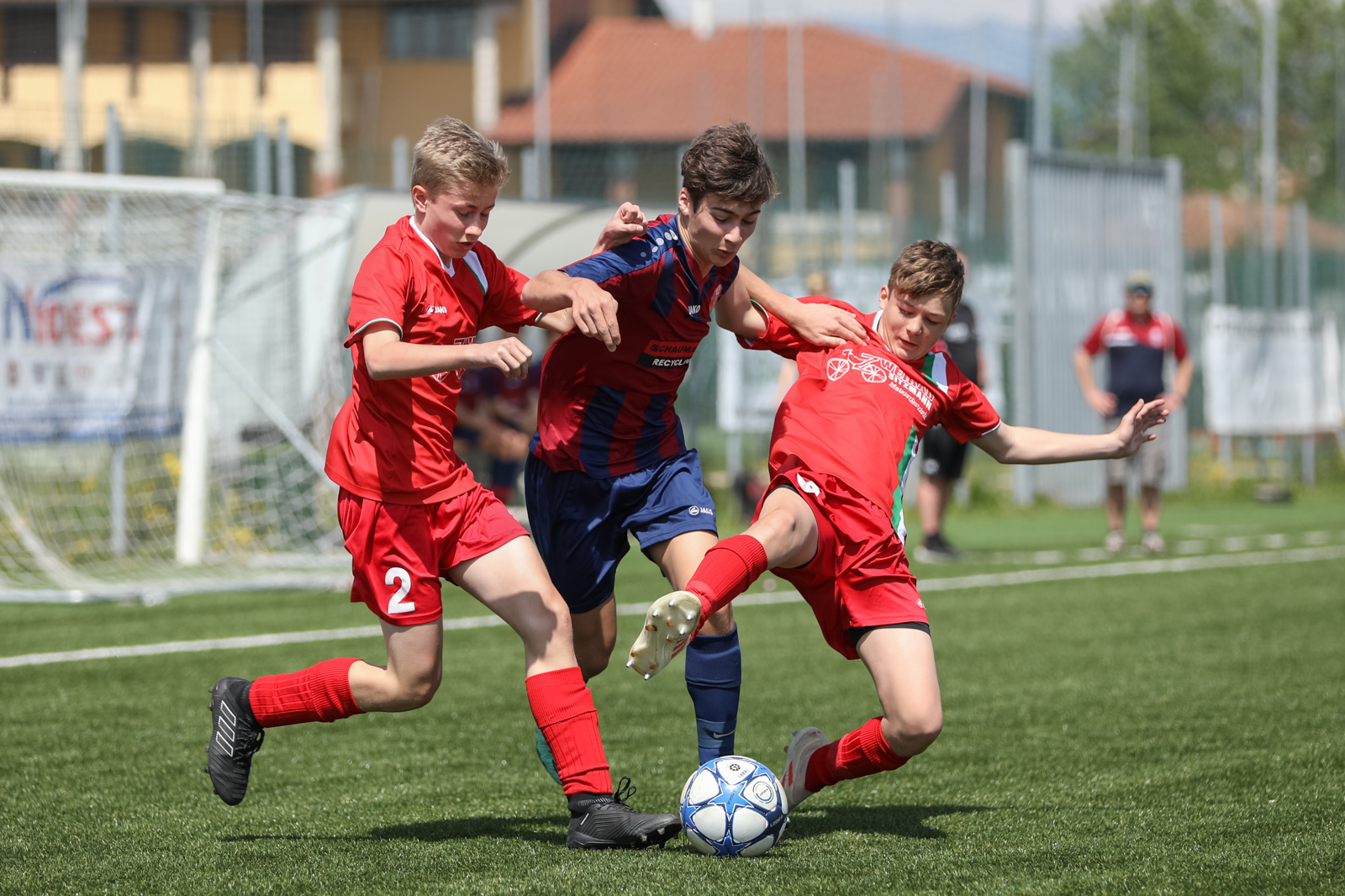 SG Achental Soccacup Gardasee-2 Luis Selinger wird von zwei Spielern aus Kösching attackiert.