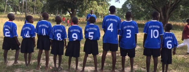 2022-Trikotuebergabe-Banner MAMBA Stars mit den Trikots vom ASV Grassau